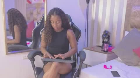 Snapshot of avis_lara chatting on June 2026 08:10:01 PM AVIS online show from June 2026 08:10:01 PM