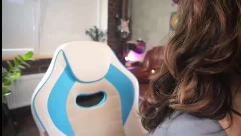 Snapshot of awondrr chatting on November 2025 10:15:01 AM Alice online show from November 2025 10:15:01 AM