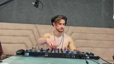 Axel  online show from May 2026 10:44:02 AM