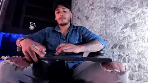 Axell Cross2 online show from November 2025 06:42:02 PM