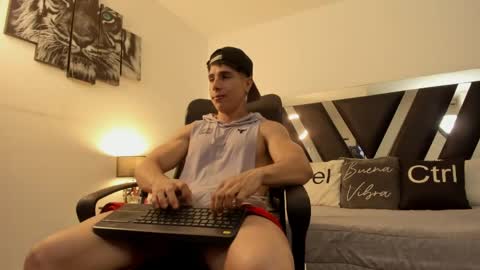 axelmartinezz online show from April 2026 09:39:01 PM