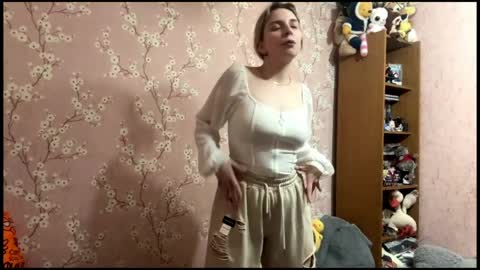 Mia online show from April 2026 03:28:02 PM