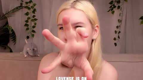 Eliz online show from November 2025 01:04:01 AM