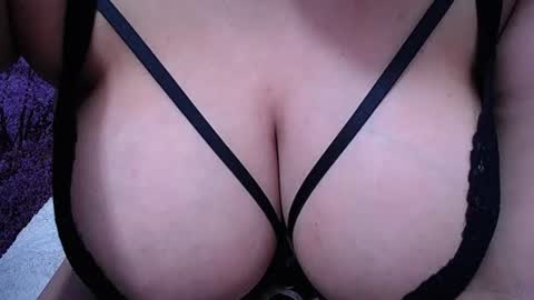 Snapshot of bigg_boobs_xxx chatting on June 2026 01:25:02 AM Sunny online show from June 2026 01:25:02 AM