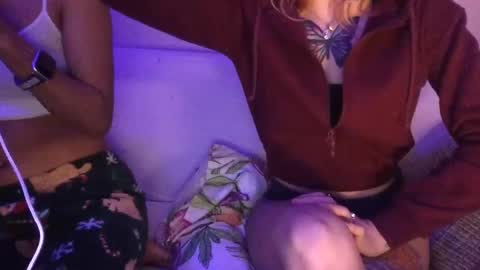 2girls1blunt online show from December 2024 07:10:01 AM