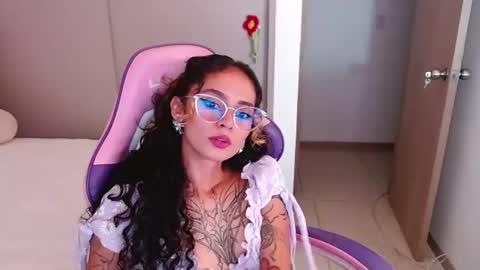 Snapshot of bluee_v chatting on June 2026 03:25:01 AM Im Abril .. Nice to meet you thumb up me please its important INDEPENDENT MODEL online show from June 2026 03:25:01 AM