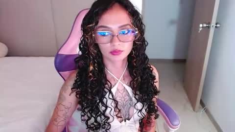 Snapshot of bluee_v chatting on June 2026 02:00:01 AM Im Abril .. Nice to meet you thumb up me please its important INDEPENDENT MODEL online show from June 2026 02:00:01 AM