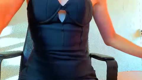 Mia online show from June 2026 12:15:02 AM