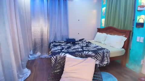 bombshelllaurax online show from April 2026 04:19:01 AM