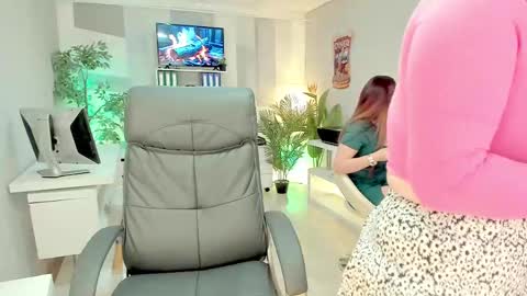 Sara and  Coral long hair online show from February 2025 11:22:02 AM