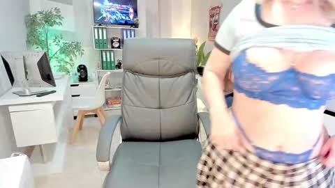 Sara and  Coral long hair online show from February 2025 06:04:01 PM
