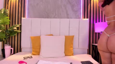 Snapshot of carlotta_velour chatting on April 2026 03:27:02 AM Carlotta Velour online show from April 2026 03:27:02 AM