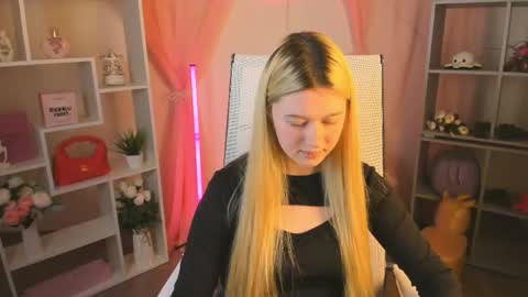 your cute kitty online show from April 2026 07:05:02 PM