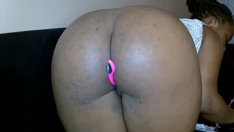 Snapshot of cheeky_charms chatting on June 2026 02:12:01 PM cheeky_charms online show from June 2026 02:12:01 PM