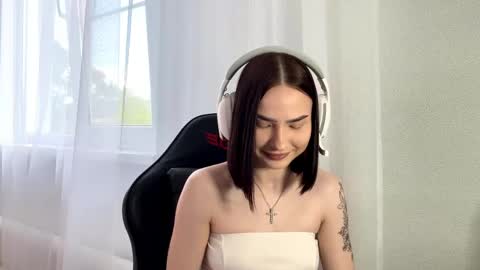 christelgabisi online show from May 2026 12:45:02 PM