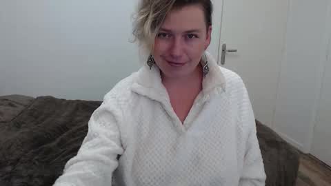 Syl  online show from January 2026 10:15:02 PM