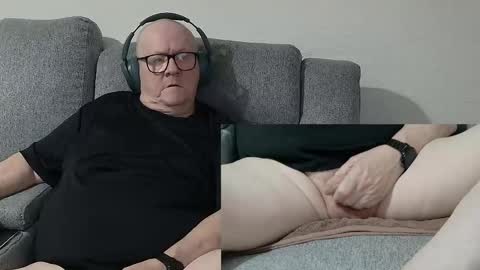 Snapshot of cockneymack51 chatting on November 2025 04:08:01 PM Charlie. online show from November 2025 04:08:01 PM