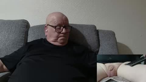 Snapshot of cockneymack51 chatting on March 2026 02:06:02 AM Charlie. online show from March 2026 02:06:02 AM