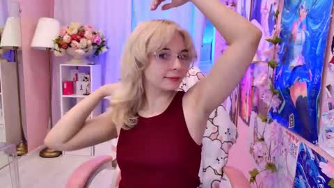 Mia online show from September 2025 03:45:01 PM