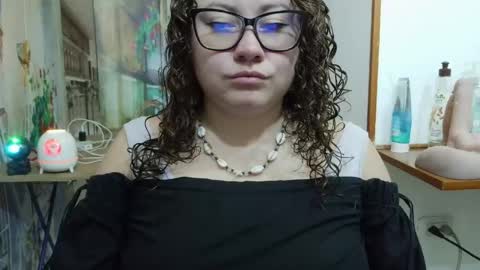 Snapshot of curly_greeneyed chatting on April 2026 03:42:01 AM Vannesa online show from April 2026 03:42:01 AM