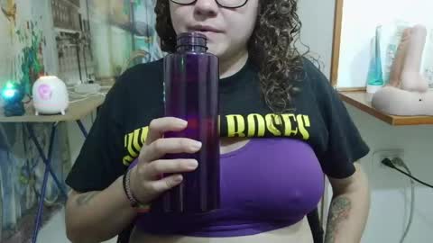 Snapshot of curly_greeneyed chatting on May 2026 03:57:02 AM Vannesa online show from May 2026 03:57:02 AM