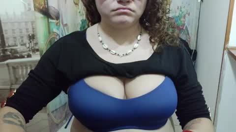 Snapshot of curly_greeneyed chatting on May 2026 04:40:01 AM Vannesa online show from May 2026 04:40:01 AM