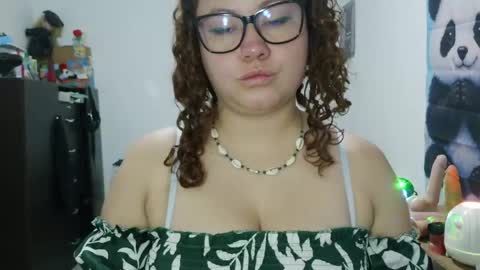 Snapshot of curly_greeneyed chatting on May 2026 01:14:02 AM Vannesa online show from May 2026 01:14:02 AM