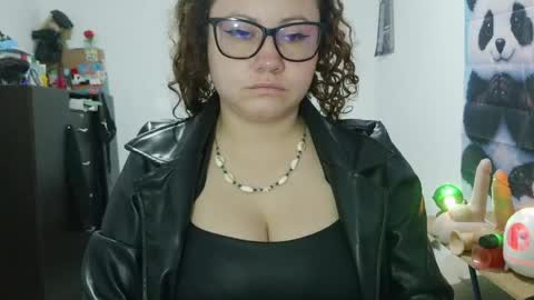Snapshot of curly_greeneyed chatting on May 2026 01:03:01 AM Vannesa online show from May 2026 01:03:01 AM