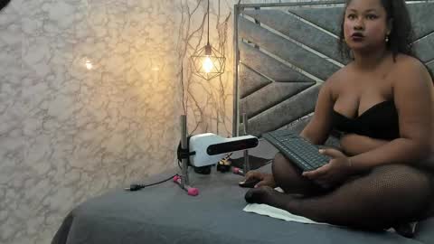 Snapshot of curvy_alyanna chatting on April 2026 11:37:02 AM Alyanna online show from April 2026 11:37:02 AM