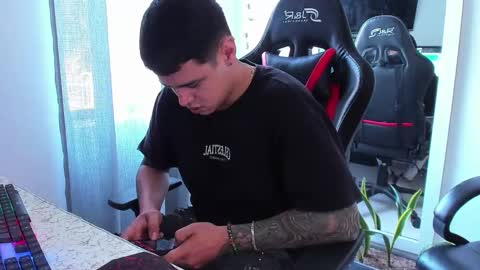 Snapshot of dage_19 chatting on September 2025 01:04:01 PM my name is Jhon and I live in colombia online show from September 2025 01:04:01 PM