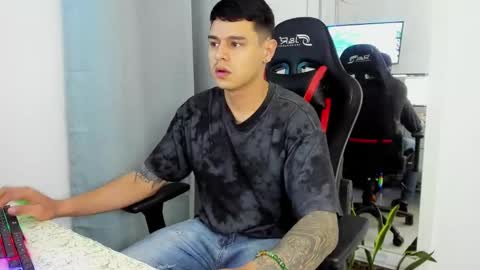 Snapshot of dage_19 chatting on November 2025 01:49:01 AM my name is Jhon and I live in colombia online show from November 2025 01:49:01 AM