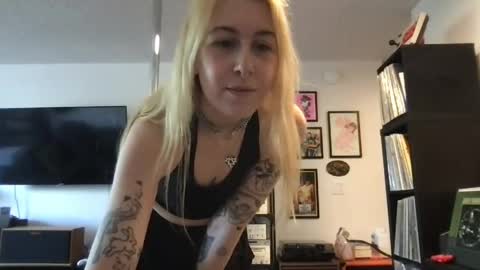 Snapshot of daisymynx chatting on April 2026 11:02:01 PM daisymynx online show from April 2026 11:02:01 PM