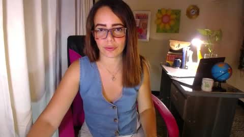 Snapshot of danielle_rose_ chatting on June 2026 06:35:01 PM Angie online show from June 2026 06:35:01 PM