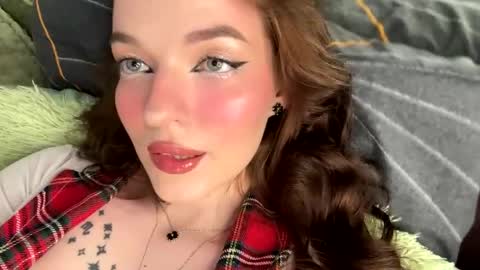 Snapshot of diora_vibe chatting on June 2026 07:19:01 PM Diora Sam online show from June 2026 07:19:01 PM