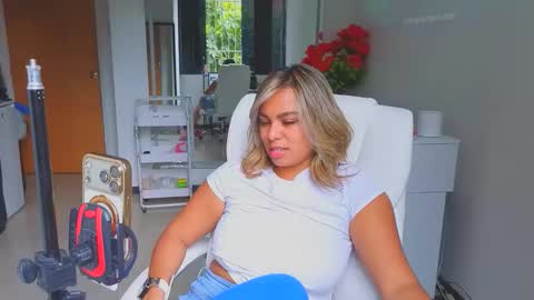 diosadeluniverso_ online show from April 2026 06:23:01 PM