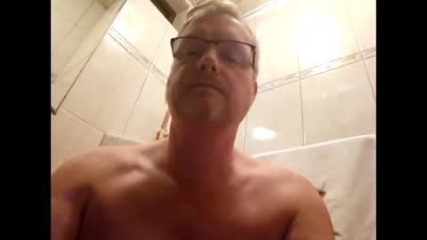 dirkkie1975 online show from April 2026 10:21:02 PM