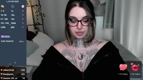 dixipixi_ online show from April 2026 12:40:02 PM