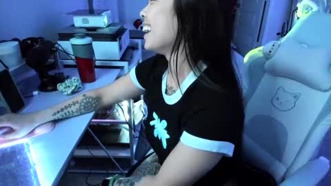 DOLLLFACE online show from April 2026 06:19:01 AM