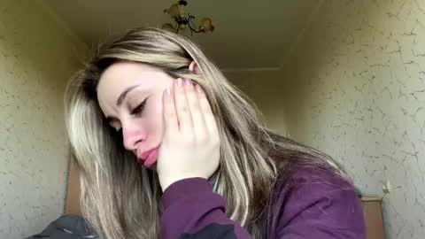 Mia online show from May 2026 07:04:01 AM
