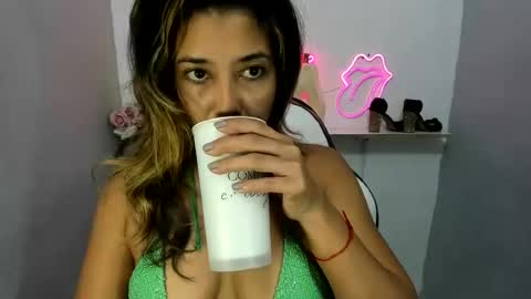 Snapshot of dona_tella chatting on June 2026 11:30:02 AM dona_tella online show from June 2026 11:30:02 AM