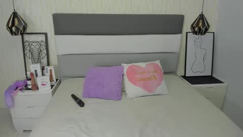  E F F Y  online show from February 2025 07:52:02 PM