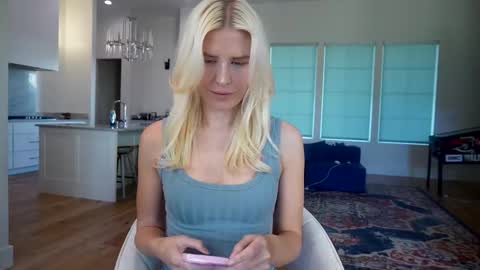 Liz online show from November 2025 08:52:01 PM