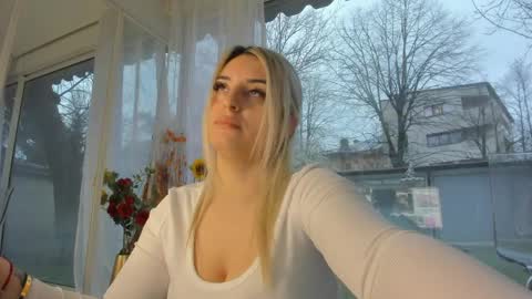 ella_vee online show from March 2026 04:35:01 AM