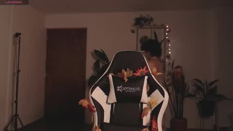 Snapshot of elly_uwuw chatting on October 2025 11:24:02 PM Emy Castro online show from October 2025 11:24:02 PM