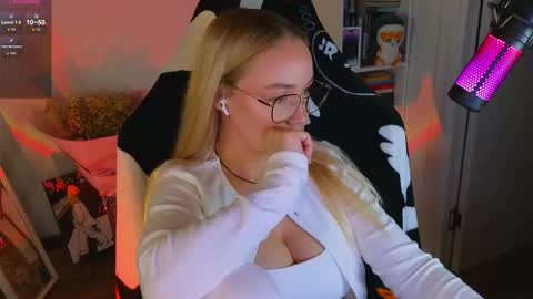 Emili online show from September 2025 06:42:02 PM