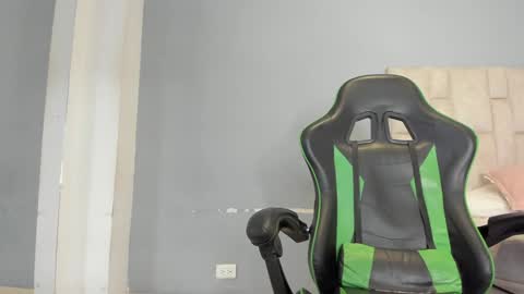 Emi  independent model  online show from December 2024 11:17:02 PM