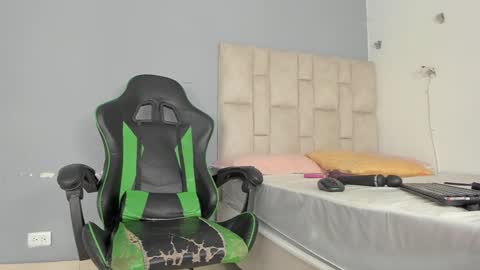 Emi  independent model  online show from January 2025 02:22:02 AM