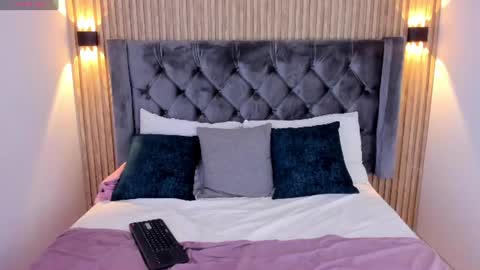 emilygracce online show from July 2026 12:11:01 PM