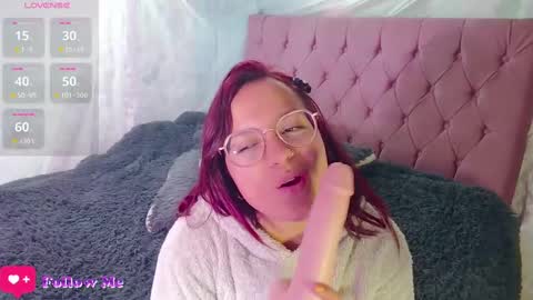 Snapshot of emma_luna1986 chatting on December 2024 04:01:02 AM Emma online show from December 2024 04:01:02 AM