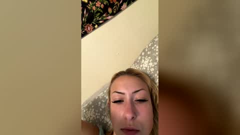 Snapshot of emmaraee chatting on May 2026 06:15:02 PM emmaraee online show from May 2026 06:15:02 PM